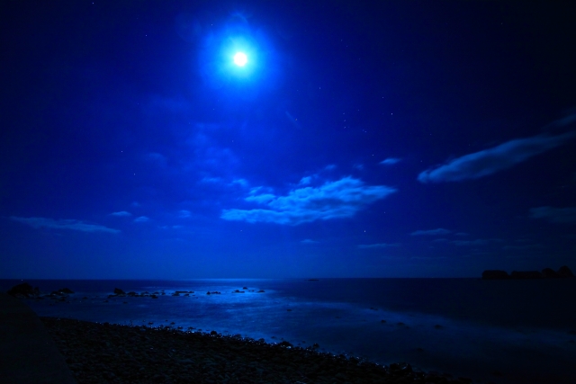 月と海